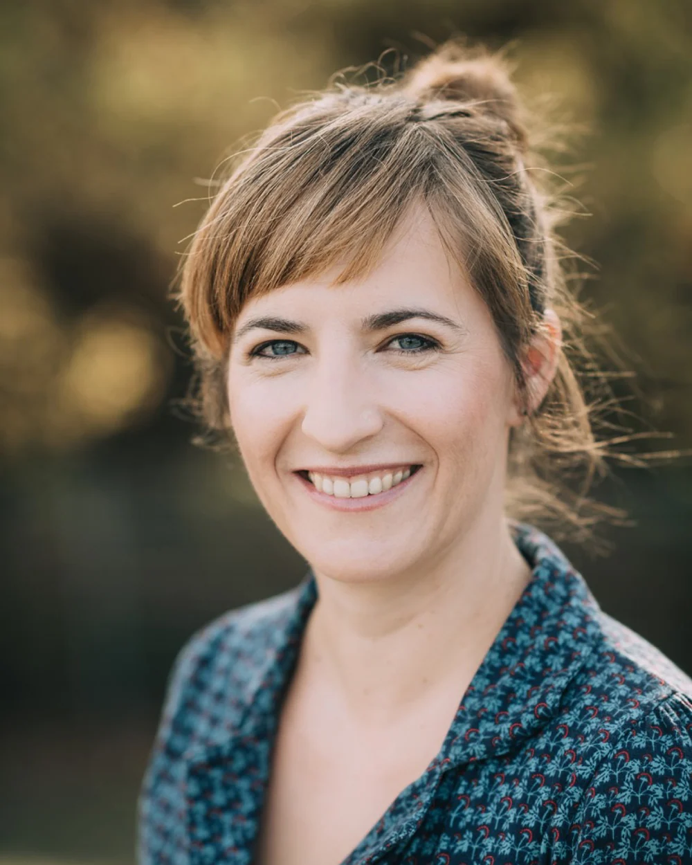 Sandra Haberecht, Kinder- und Jugendlichenpsychotherapeutin, lächelt im warmen Licht.